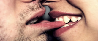 девушка кусает парня за губу